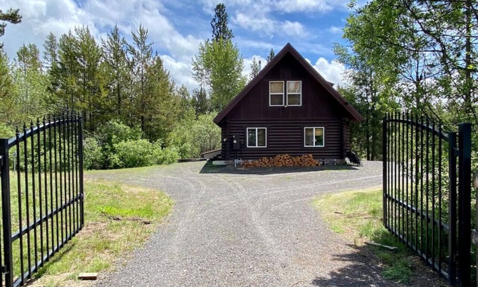 Donnelly Cabin | Relaxing 5 Bedroom Log Cabin with Large Backyard