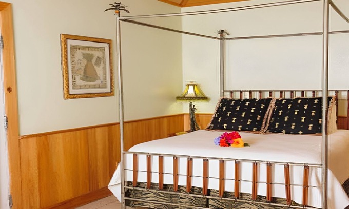 Captiva Hotel | Relaxing Bay Cottage | Kitchen | Free Parking | Outdoor Swimming Pool