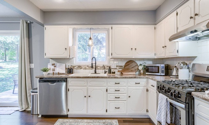 Blue Springs House | Relaxing Blue Springs Escape 3BR w/Outdoor Space