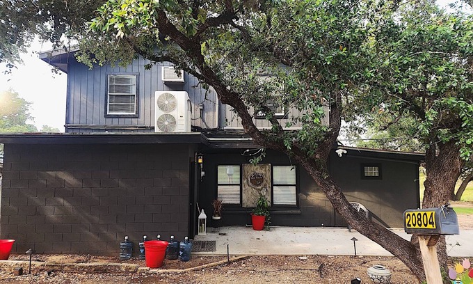 Lakewood Estates Cottage | Relaxing cabin, dock accessible just steps away from Lake Travis. Dog friendly!