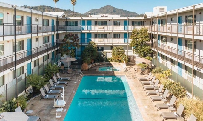 Corte Madera Hotel | Relaxing Couples’ Getaway | Poolside | Near Sausalito | Free Parking | BBQ Area