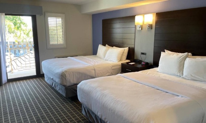 Westside Santa Cruz Hotel | Relaxing Deluxe Double Queen: Santa Cruz Escape
