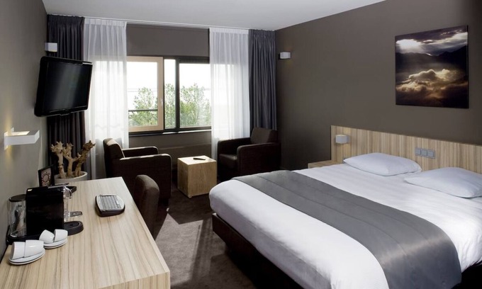 Bergen op Zoom Hotel | Relaxing Escape Near Attractions with Indoor Pool and Parking