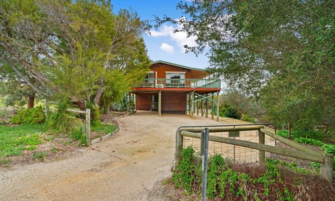 Loch Sport House | Relaxing family home with lake front views. Pets welcome