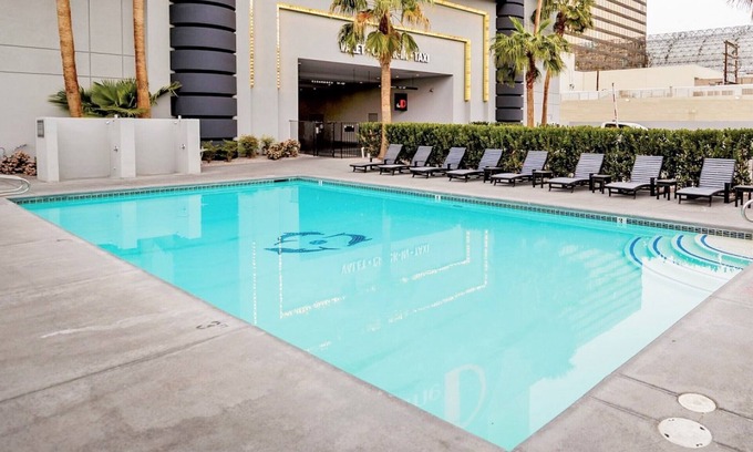 Downtown Las Vegas Hotel | Relaxing Getaway! 2 Convenient Units, Pool, Free Parking
