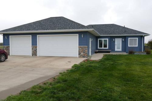 Pierre House | Relaxing Getaway - Fun at the Lake