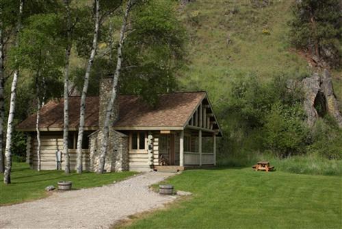 Darby House | Relaxing Glamping Vacation: Fantastic Log Cabin with a Hot Tub in Darby, MT