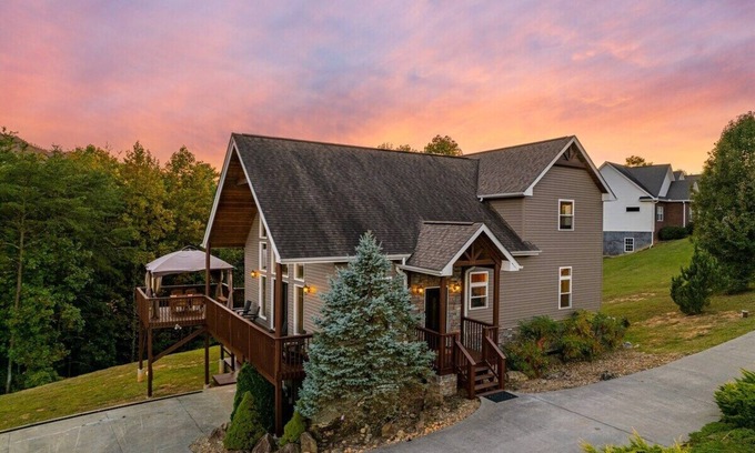 Sevierville Cabin | Relaxing Haven, Sleeps 15・Theater, Games, Hot Tub