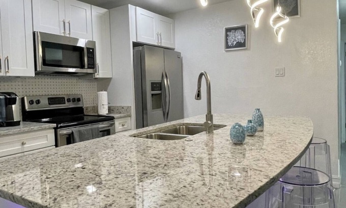 Oak Ridge House | Relaxing Hot Tub Home Near Universal