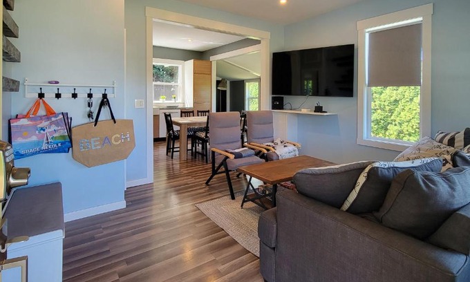 Kennydale House | Relaxing in Renton