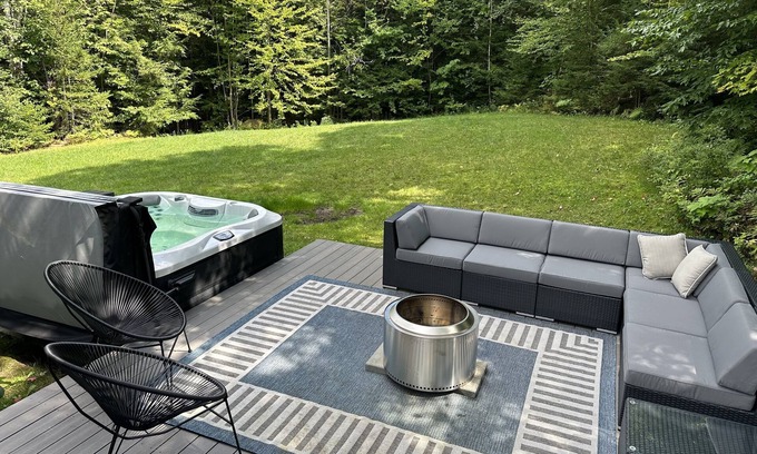 Ludlow House | Relaxing mountain setting w/private hot tub, 5 minutes to Okemo. Pet friendly!