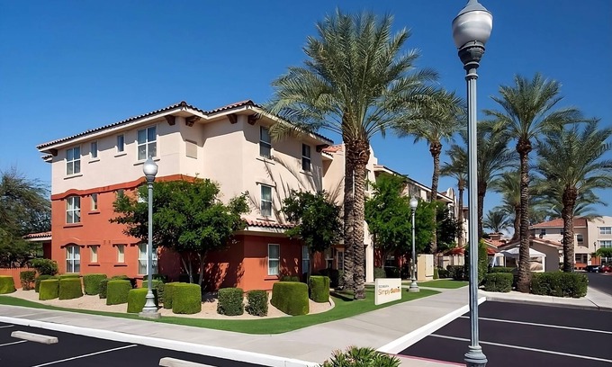 Shea Business Park Hotel | Relaxing Pet-Friendly Property in Scottsdale, With Kitchen and Pool!