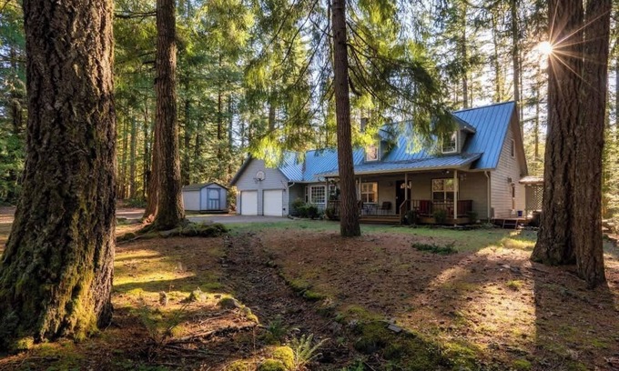 Zigzag House | Relaxing River Lodge Hot Tub Family Friendly