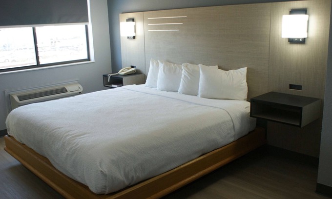 Van Buren Hotel | Relaxing Room Inn Room Near Interstate 40 and Close to Downtown