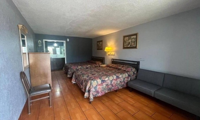 Brownsville Hotel | Relaxing Room w/Pool Near Children’s Museum & Zoo