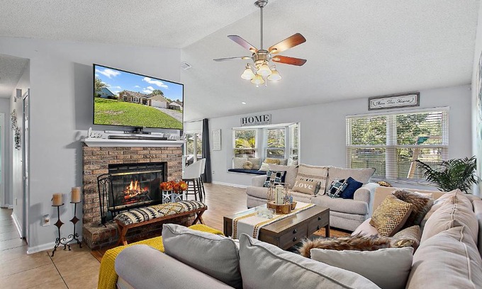 Jacksonville House | Relaxing two bedroom home with lake view