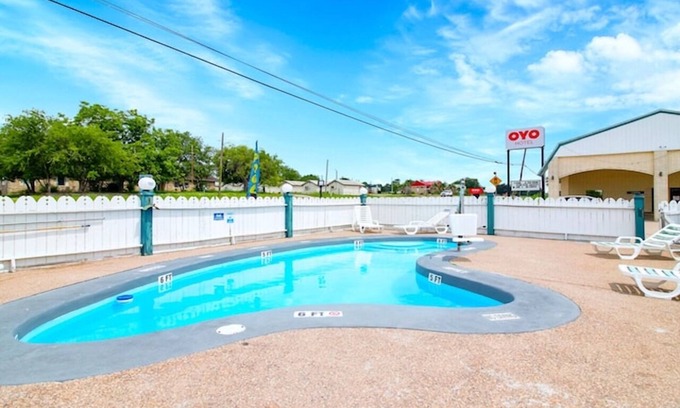 Oakville Hotel | Relaxing Unit Near Choke Canyon State Park – Pool, Pet Friendly & Parking