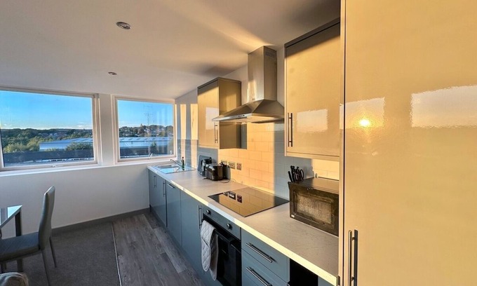 Yeadon Apartment | Relocation l Workers l Leisure