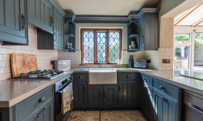 Caerleon House | Remarkable 4-bed Cottage in Cearleon