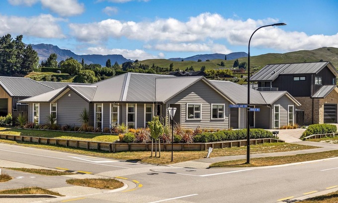 Lower Shotover House | Remarkable Mountain View - 4 Bedroom Home