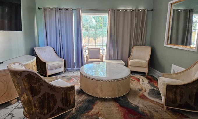 Memphis House | Remodeled 7 Bedrooms in Westwood Neighborhood