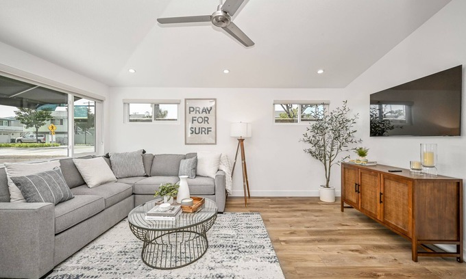 West Newport House | Remodeled Beach Home 2 Car Parking/Clean/Patio w/Firepit