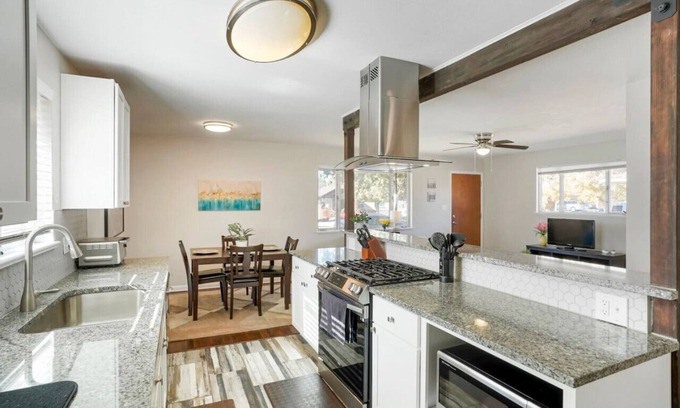 Athmar Park House | Remodeled! By Park and Lake, Dog Friendly