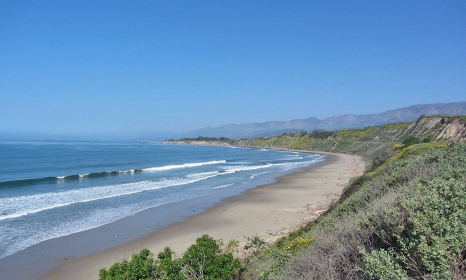 Carpinteria House | REMODELED DREAM Rincon Point Beach-Pups upon approval Hot Tub, Gated Community