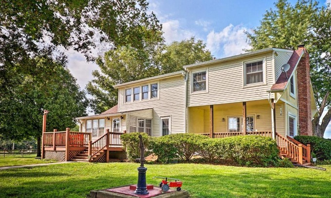 Liberty House | Remodeled Historic Farmhouse about 20 Mi to KC!