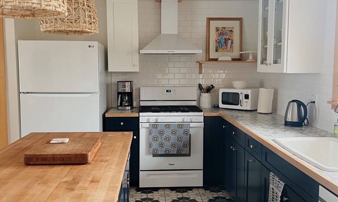 Pacific House | Remodeled Mid-Century Charm, Close To Arcata Plaza