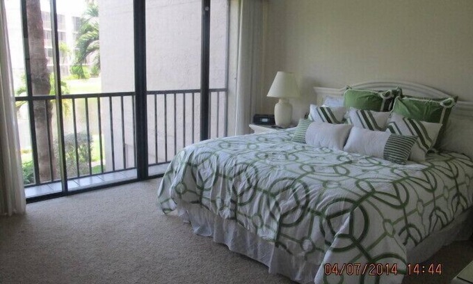Sanibel Condo | Renovated, 2 + BR+Den/2 Bath Condo/Gulf View, R202 GREAT REVIEWS/Sundial East