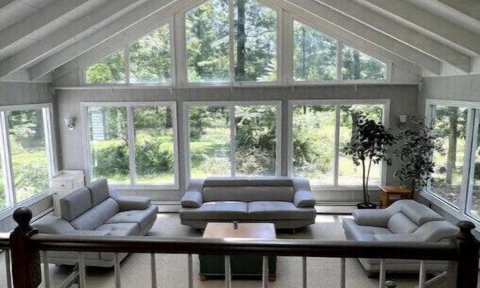 Blooming Glen House | Renovated 4/2 Country Home w/Vaulted Family Roomn