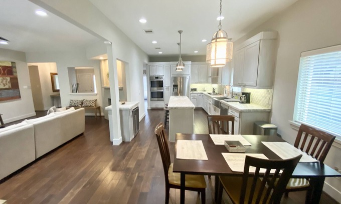 Houston House | Renovated 4 Bedroom + Study, 3.5 Bath Private Home Fully-furnished near MDA, TMC