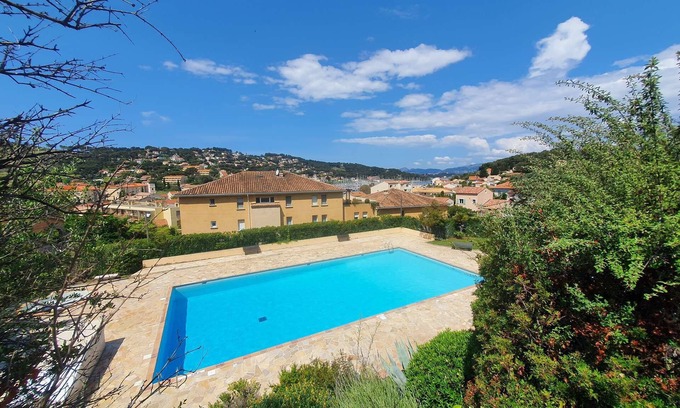 Saint-Mandrier-sur-Mer Apartment | Renovated apartment, residence with swimming pool in Saint Mandrier village