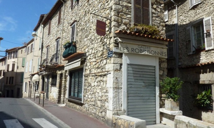 Antibes Old Town Apartment | Renovated apartment, classified furnished tourism 2 * wifi, beach at 300 m, 6 people