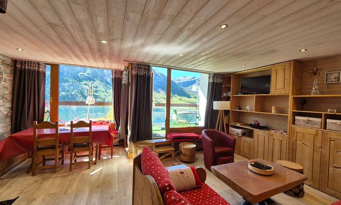 Tignes le Lac Apartment | Renovated apartment near slopes with balcony