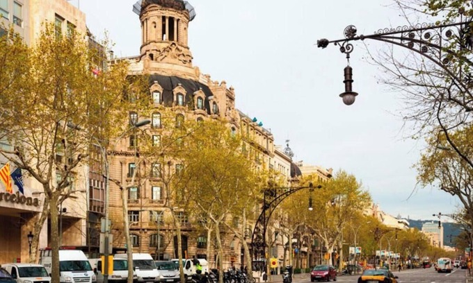 la Vila de Gracia Apartment | Renovated Apartment with Four Brand-New Suites and Two-Level Terrace