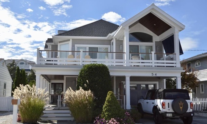 Avalon House | Renovated Beach Block 5 Bedroom Home