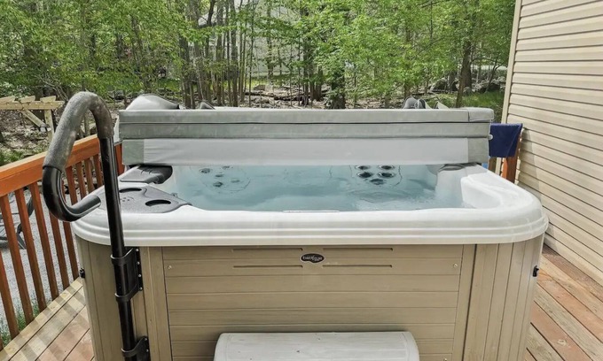 Tobyhanna House | Renovated Country Place House w/Hot Tub & Fire Pit
