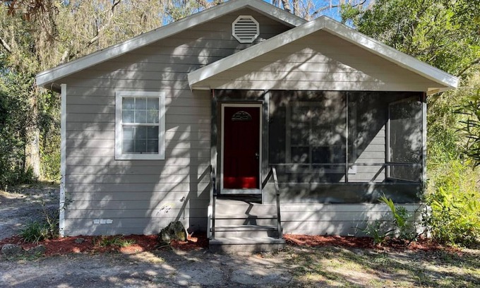 High Springs House | Renovated cozy cottage, pet friendly, close to Springs, sleeps 8