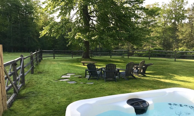 Lake Hill Other | Renovated farmhouse, dogs friendly/hot tub with a mountain view.