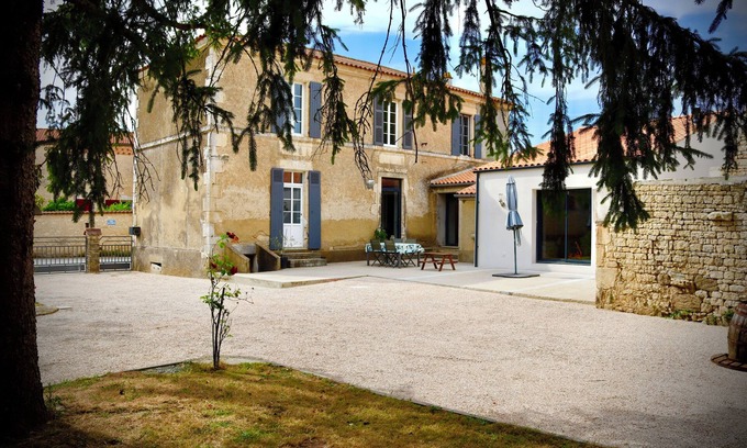 Saint-Aubin-la-Plaine House | Renovated 18th-century guest house