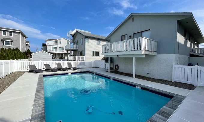 Avalon House | Renovated Home with Heated Pool 3 Bed/2 Bath - Sleeps 6