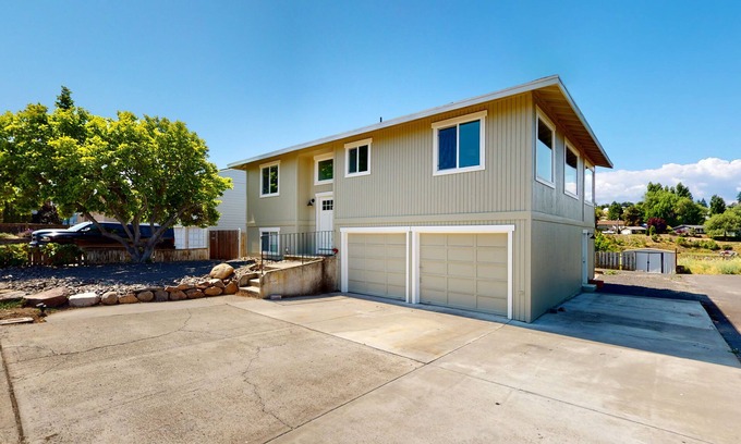 The Dalles House | Renovated home with panoramic river view, patio & AC