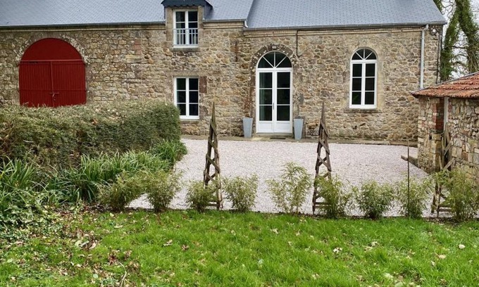 Rauville-la-Bigot Cottage | Renovated house near beaches, pets allowed