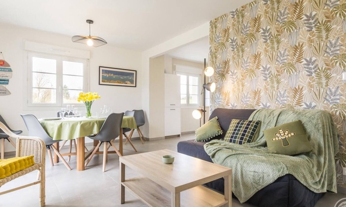 Bourgvallees Cottage | Renovated house with WiFi and parking in St Romphaire