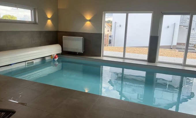 Mettlach House | Renoviertes Ferienhaus 115 qm, mit Ganzjährig Beheiztem Innenpool 28 C und Spa
