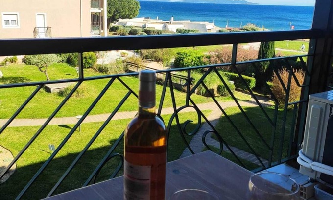 Miramar Apartment | Rent magnificent apartment sea view feet in the water!