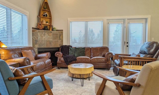 East Kootenay Apartment | Resort Access MountainView Penthouse w/Sauna Sleeps 10