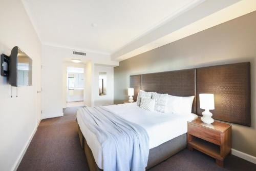 Darwin City Centre Apartment | Resort Escape King Bed Pool Balcony